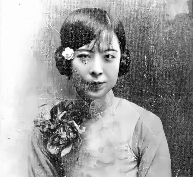1940年，于凤至四十三岁时胸口严重溃烂流脓，外国友人却拥她亲吻：你终于来了！