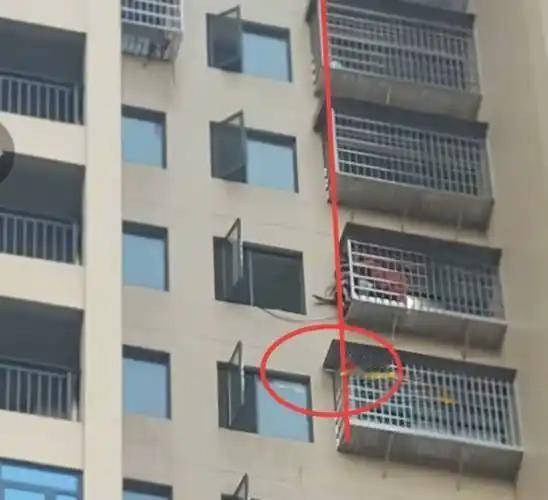这场惊魂一刻，瞬间点燃了无数人的心弦，也让我们再次反思生命的脆弱与奇迹的存在。那