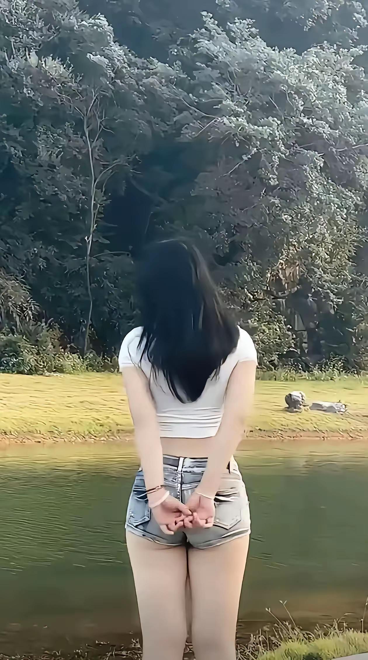 夏日少女，背对镜头，手牵手，静看湖光山色。