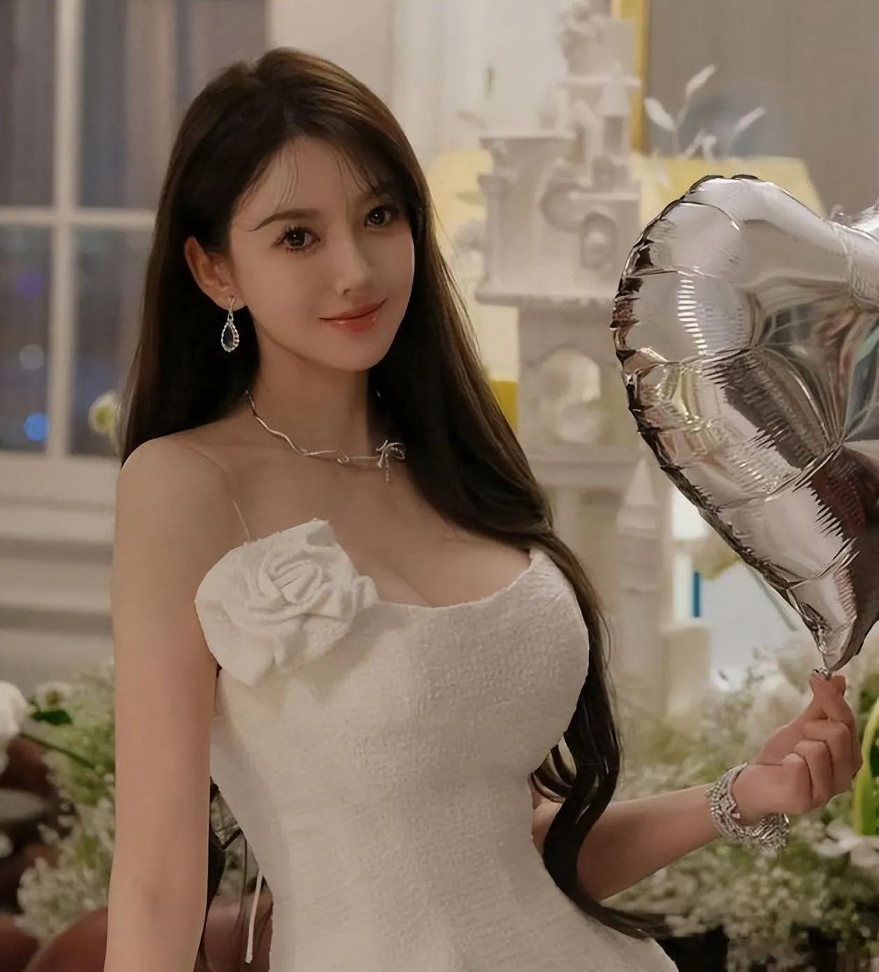 曝叶珂今年生的孩子是黄晓明的叶珂直播承认生女，黄晓明全程沉默。71天恋情草草收场