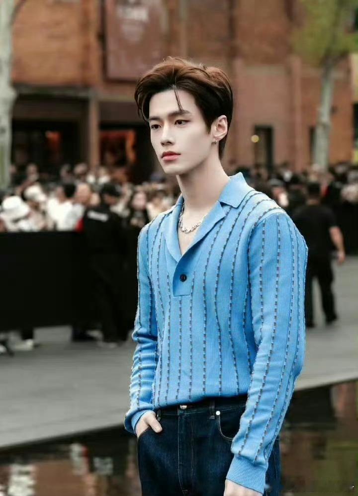 🍉网传虞书欣 何与《神仙肉》今年开不了机，何与要进别的组，你怎么看？ 