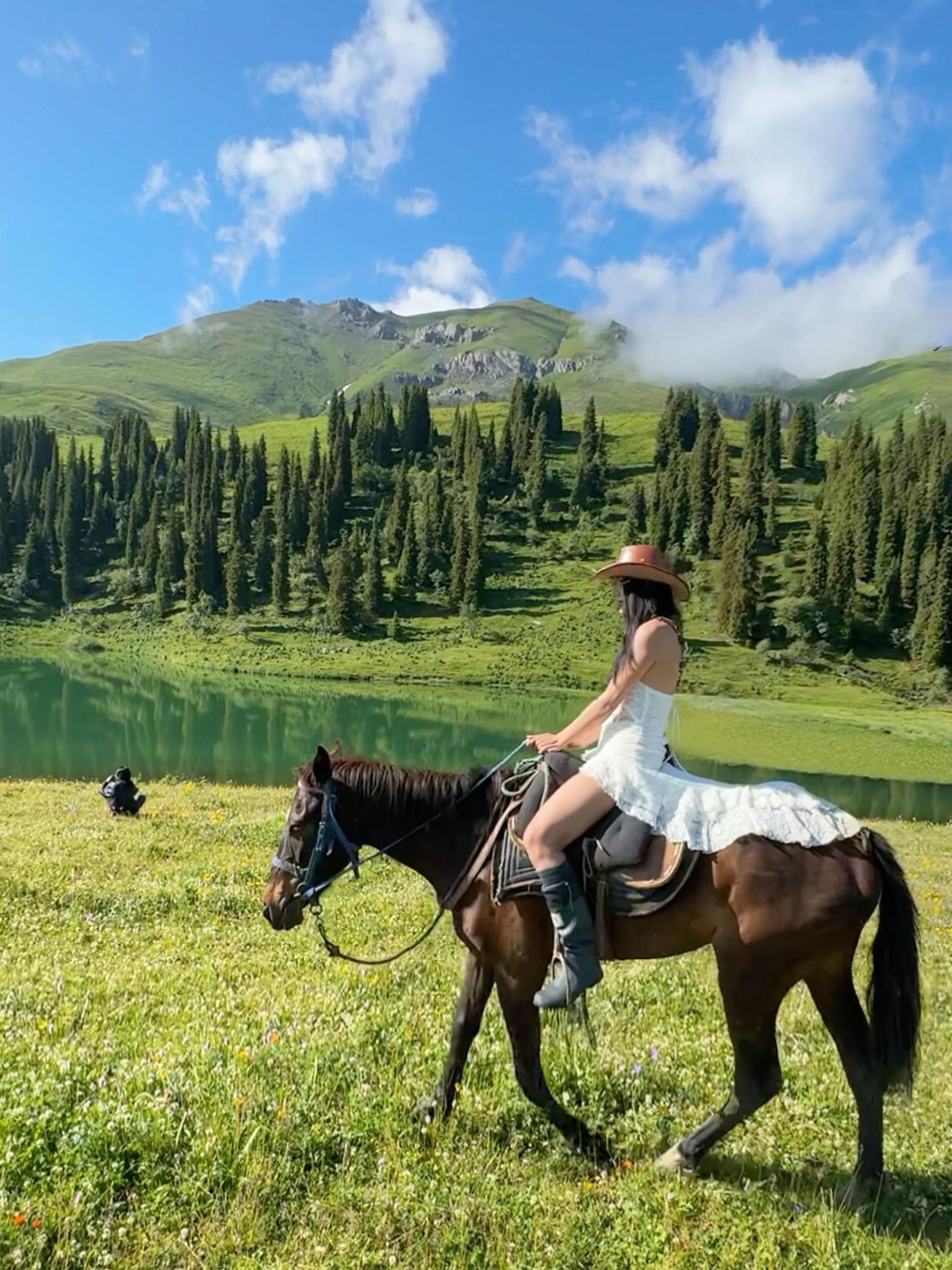 我一直都固执的认为，我一定要去远方看看，哪怕这一路山高路远