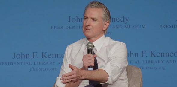 特朗普“炸学校”一事还在发酵，美国加州州长纽森发文“痛骂”特朗普，从这不难看出，