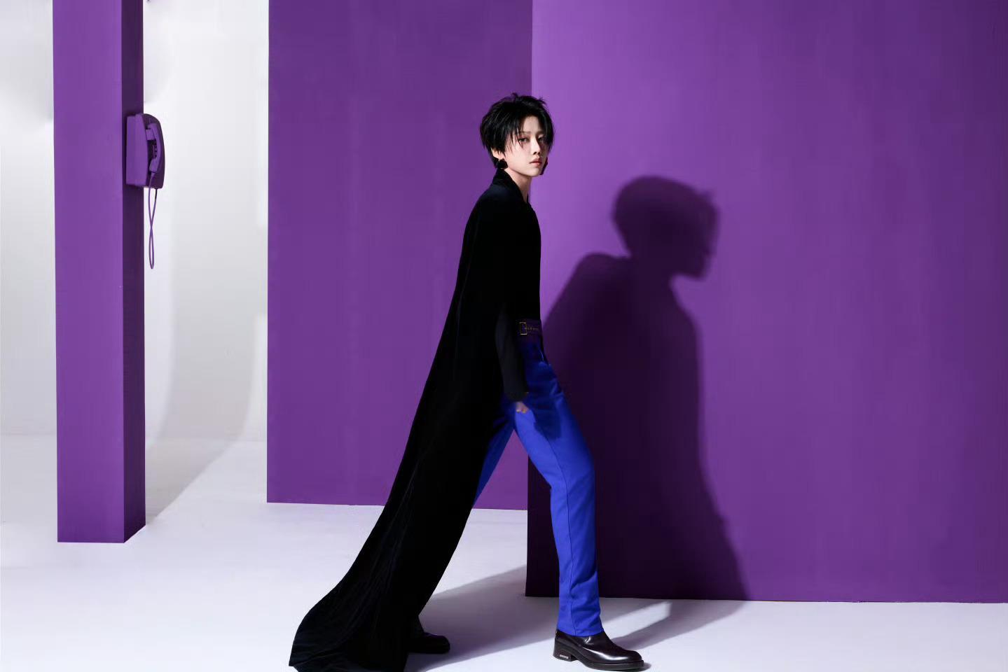 刘雨昕 今日 北京国际电影节 开幕式红毯造型，身着Ronald van der 