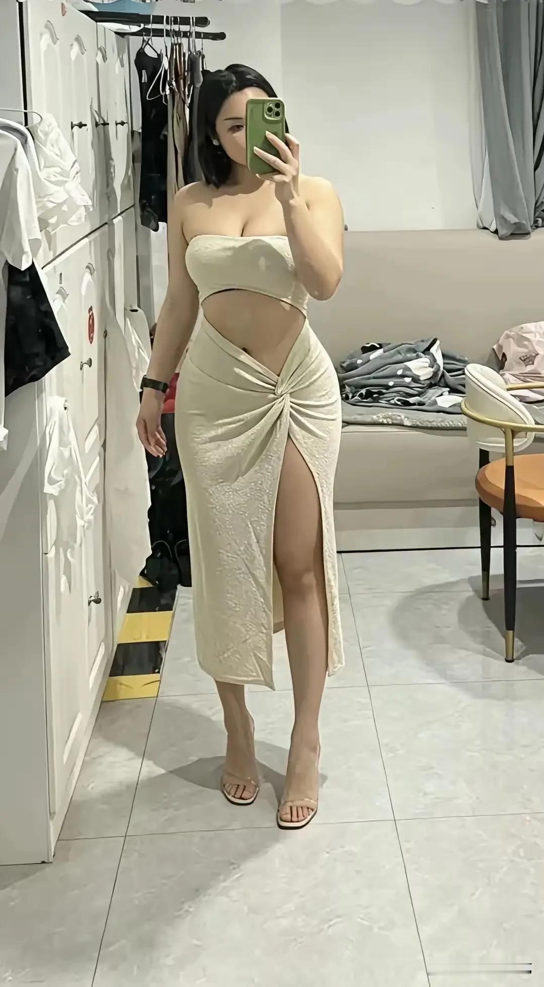 你读懂了她，她诠释了你！

名花倾国两相欢，长得君王带笑看。
解释春风无限恨，沉