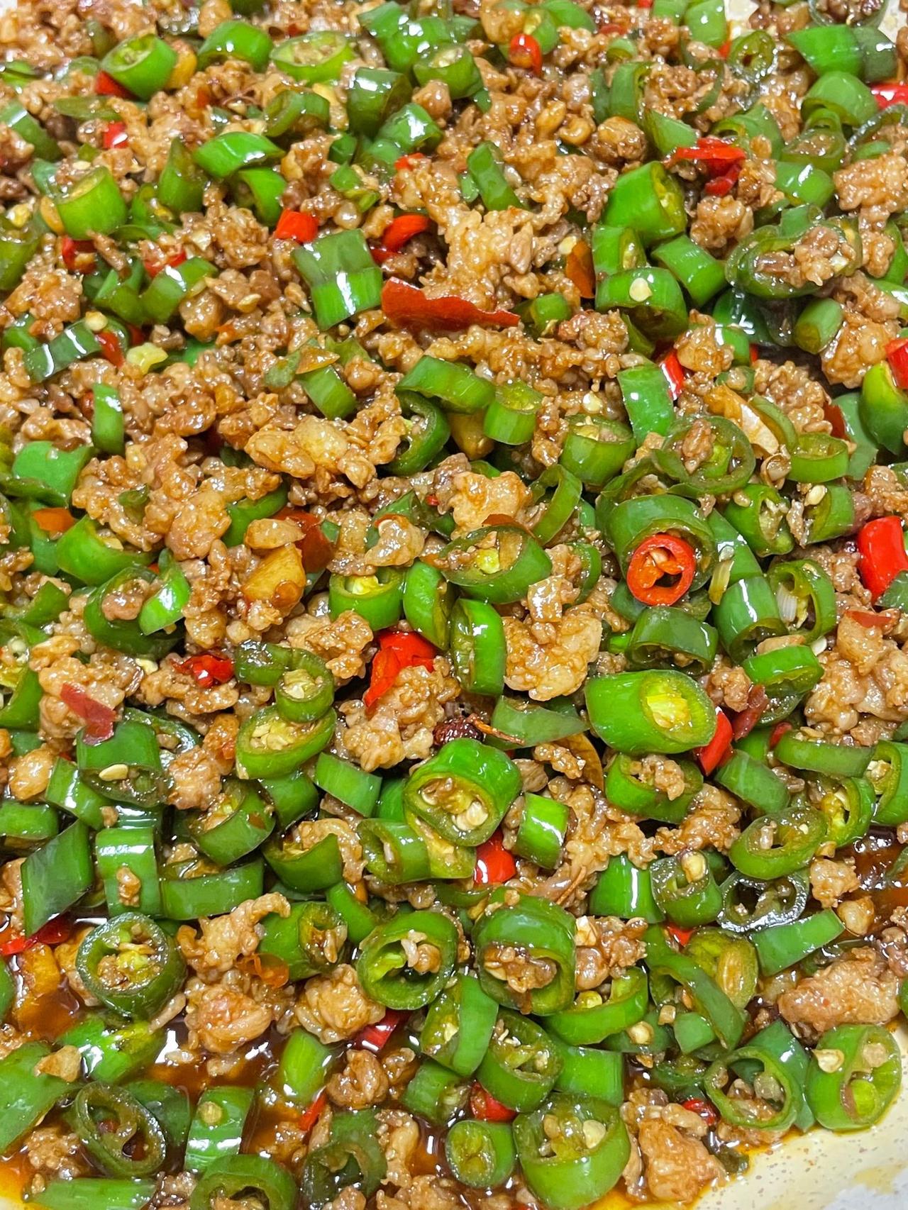 这个肉沫二荆条真的巨巨巨下饭。连吃三碗不是问题

食材，肉沫、二荆条、姜、蒜、花