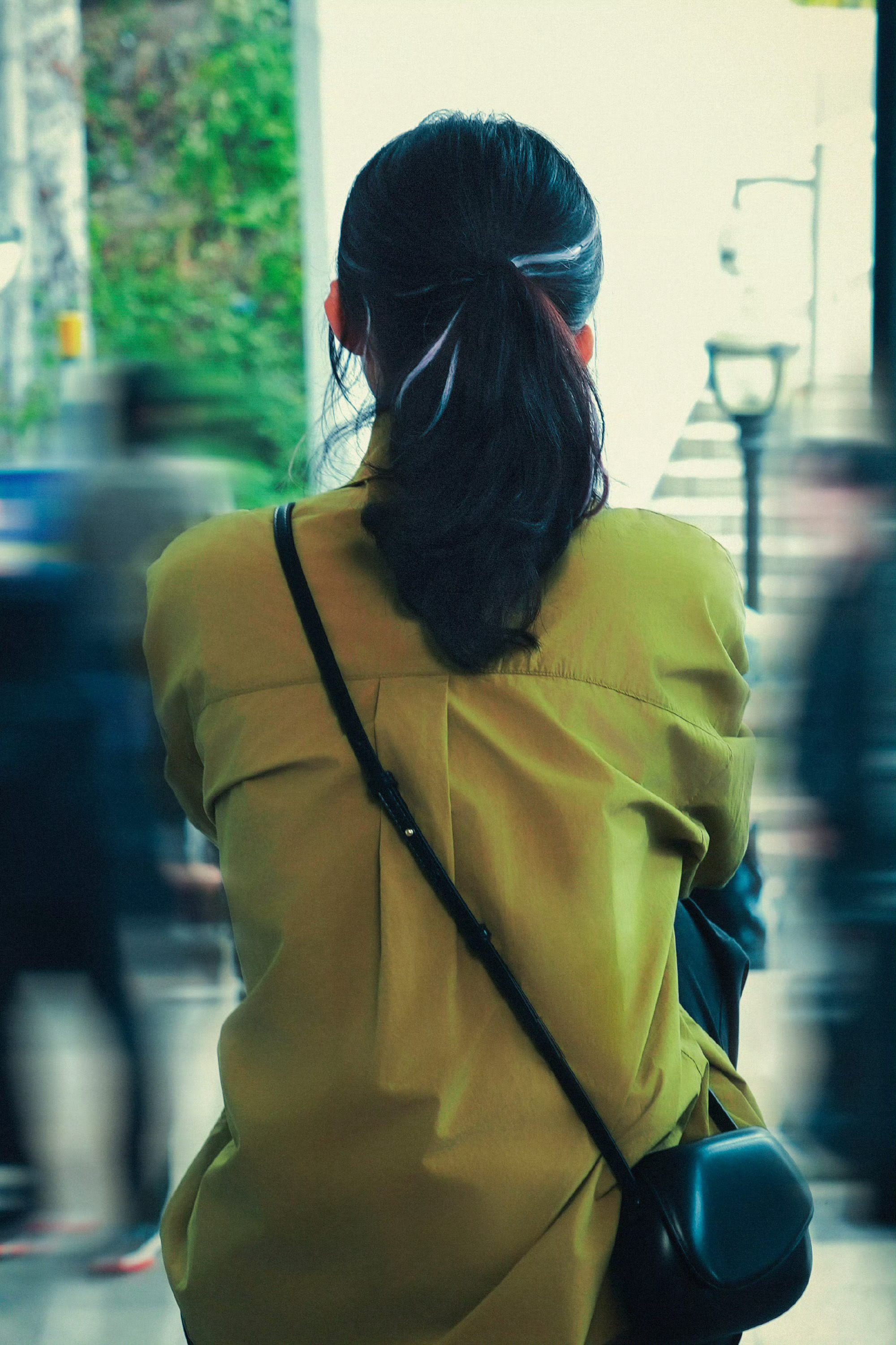 #赵丽颖三面小朵# 是犹抱琵琶半遮面的“三面小朵”[心] ​，挑染发色单马尾侧颜