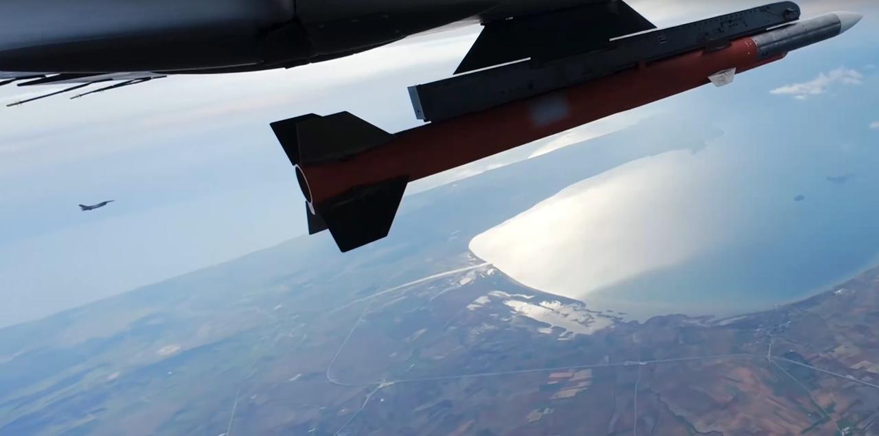 土耳其“红苹果”无人机在模拟空战中击落了F-16战斗机
土耳其正在对拜拉克塔尔公