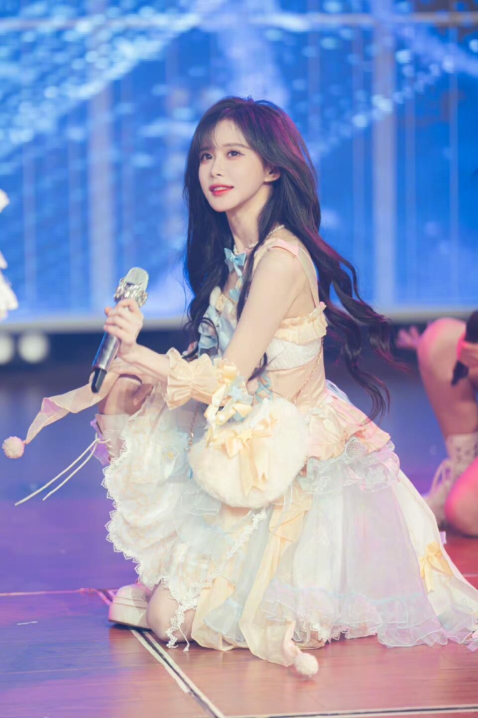 李艺彤带着snh48合体团建了 久违的重聚来了！李艺彤、孙芮、段艺璇同框，蒋芸、