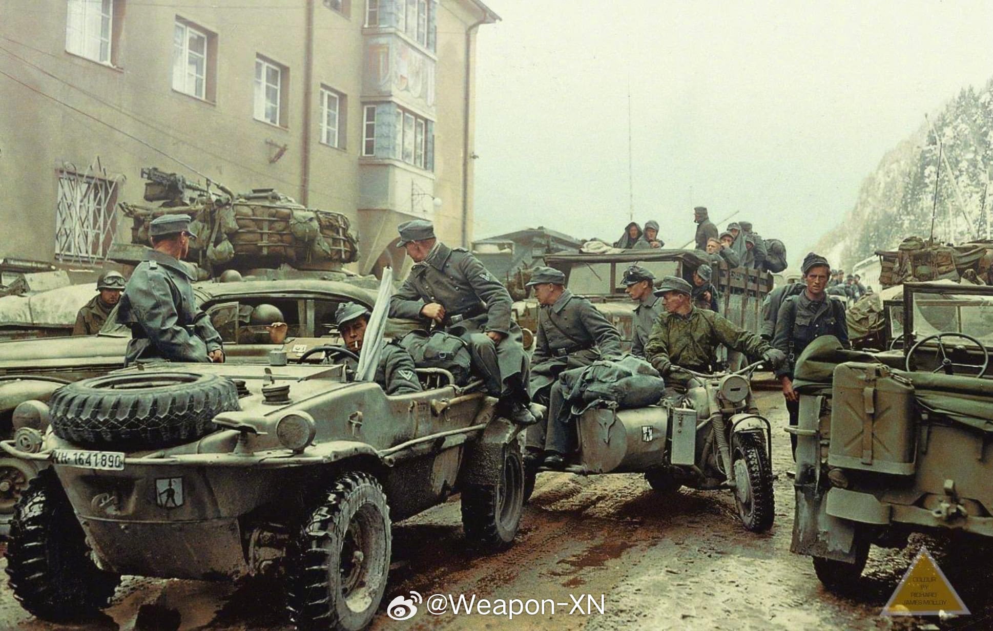 #照片中的历史[超话]# 德军一辆投降的Kfz1 166型水陆两栖汽车（WH 1