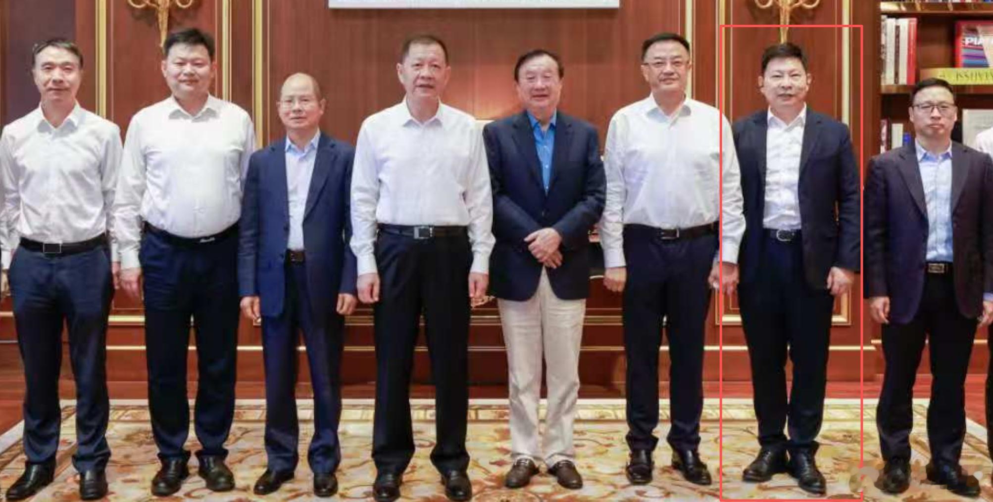 余总合照的时候，戴的是华为新款的FreeClip耳夹耳机？华为FreeClip余