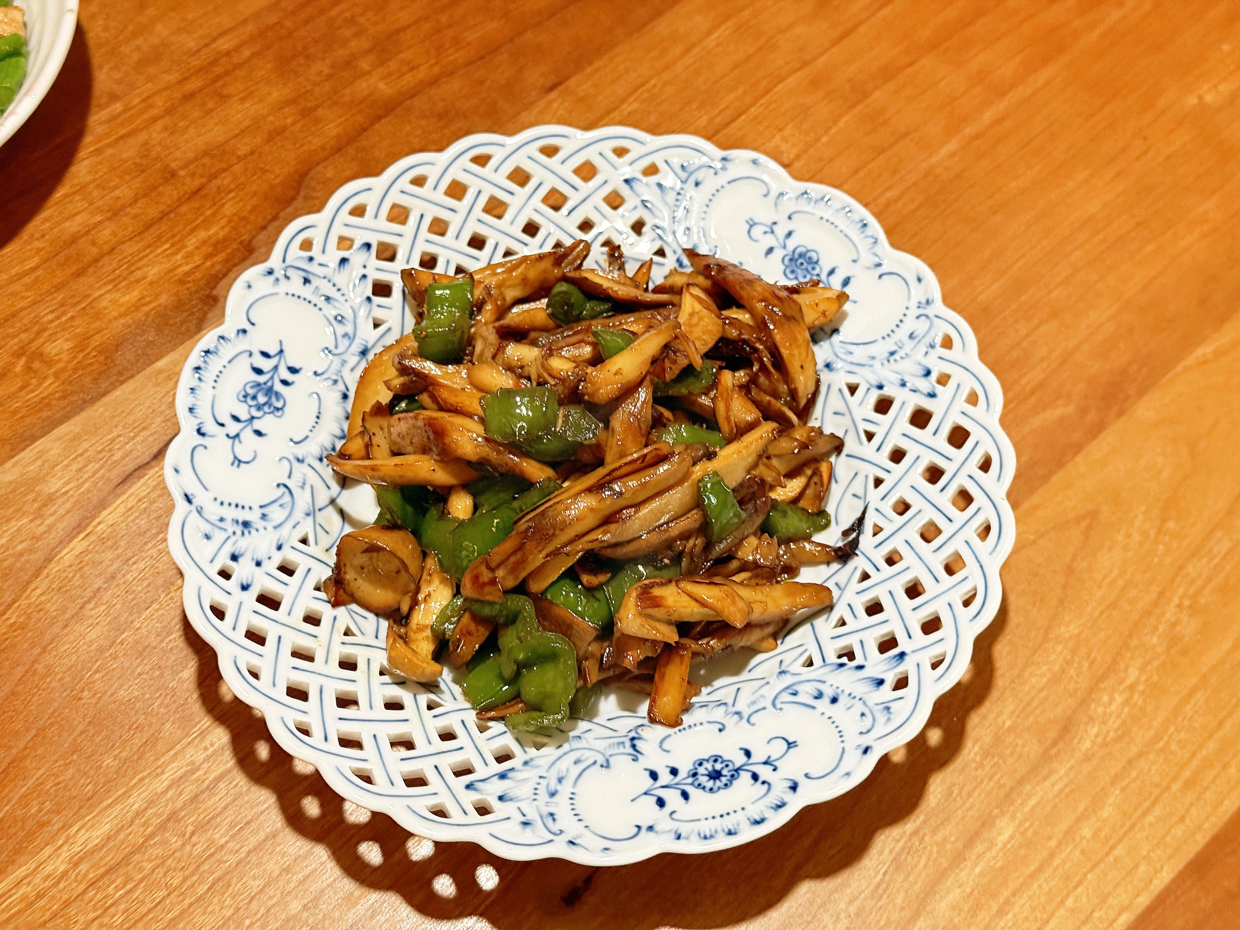 买了一盒鸡枞菌，真的比肉贵，159元才200克，炒好如图二，这样看，昨天松茸还是