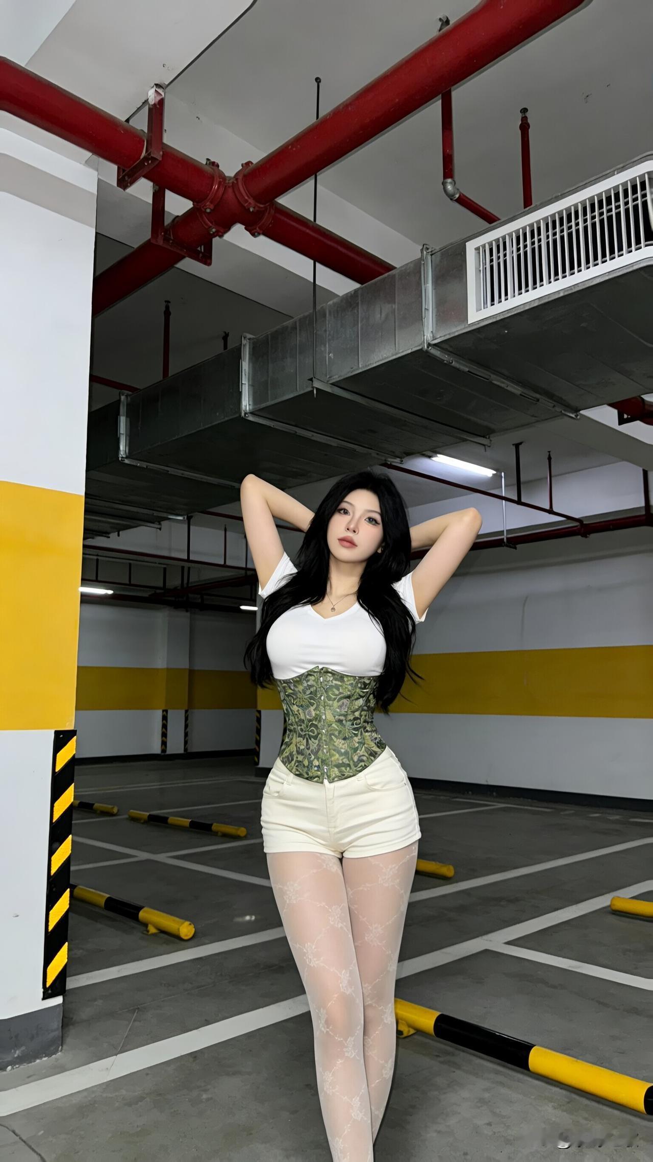 束腰搭白T太绝了！车库拍照被朋友夸腰精本精
 
今天在车库拍穿搭，搭了白T恤配绿