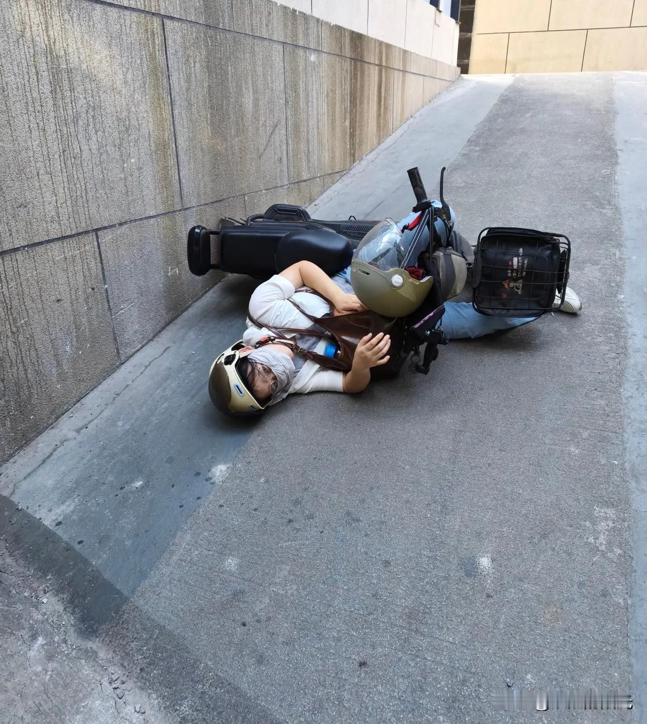 电动车上路必须要戴头盔！

不是怕被帽子叔叔逮到第一次罚款20

也不要怕被逮到