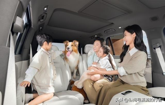 堂哥是婶婶的大儿子，当年为了能早点捧上饭碗，初中毕业选了中专，刚好踩上了工作分配