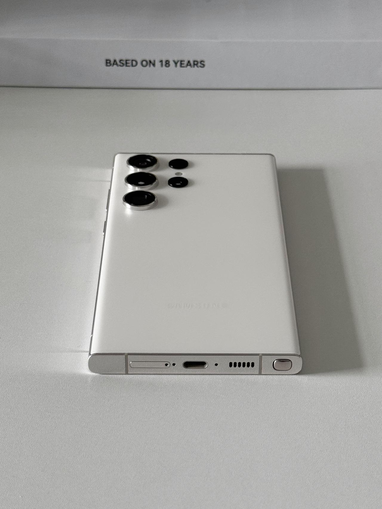 白色S23 Ultra：直板旗舰里那个还攥着S Pen的倔家伙

第一眼看到这台