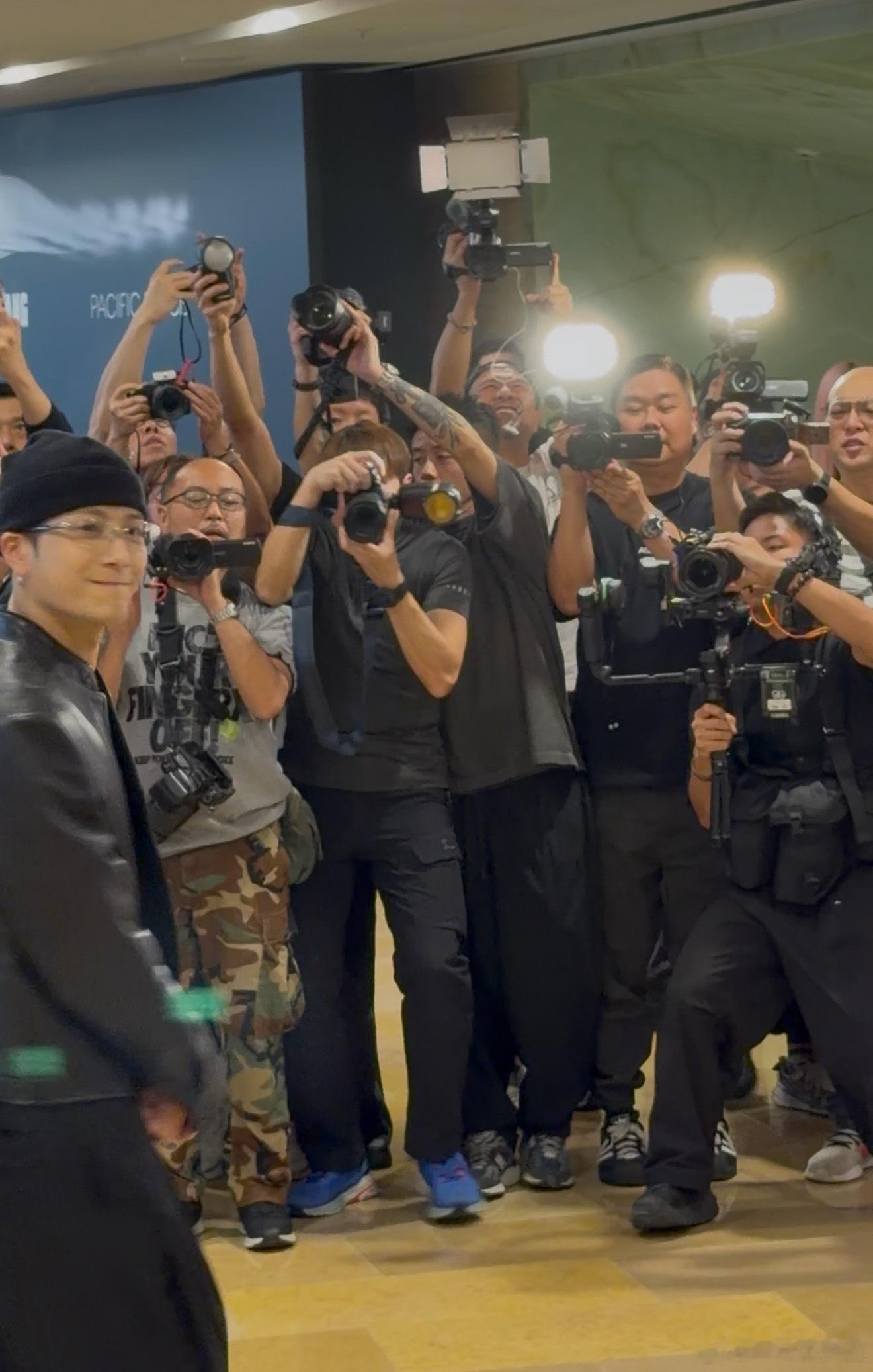 哎哎哎我不行了王嘉尔好白好帅就是这里转过来超级可爱王嘉尔