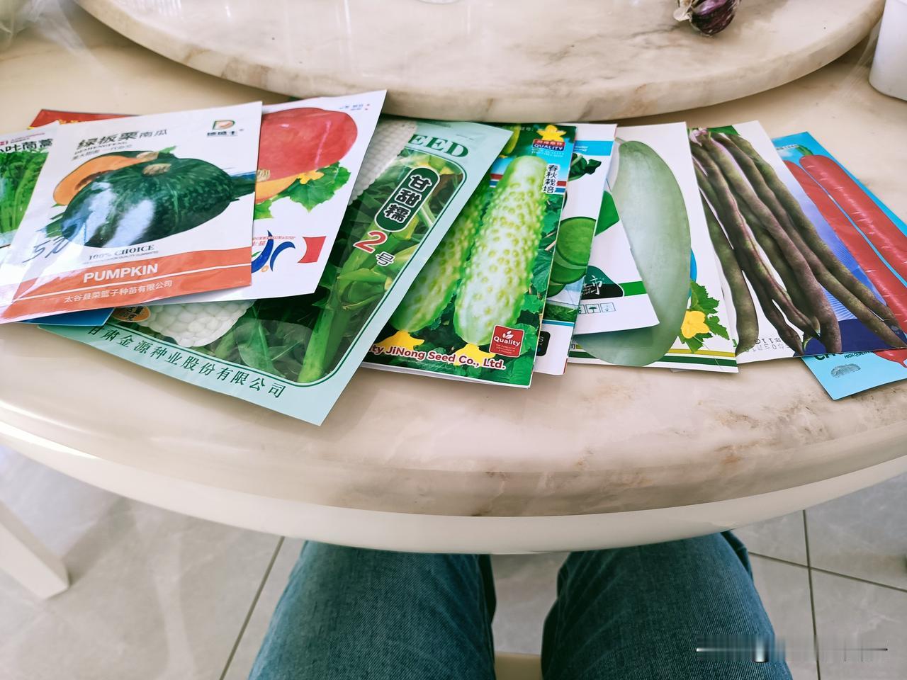 每年三月三，都有一场别开生面的沙尘暴来袭。去年吹破了我家阳台的有机玻璃盖板。
