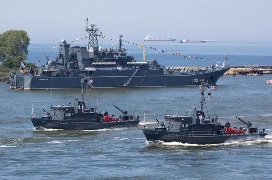 6 月 12 日，波兰举行隆重接装仪式，纳夫罗茨基总统与美国官员共同见证，三架 