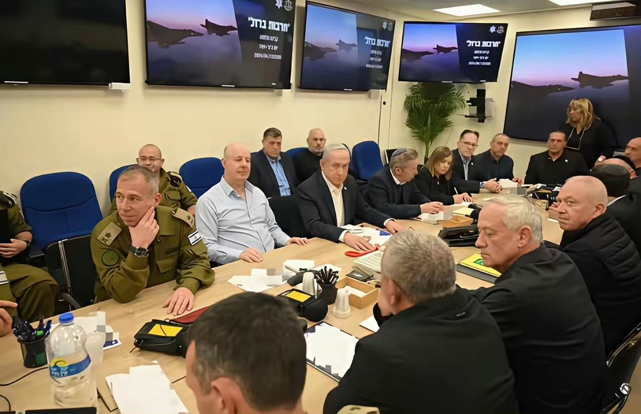 左图是以色列开会，右图是伊朗开会。

这两个国家是死对头，也都是军事实力很强的国