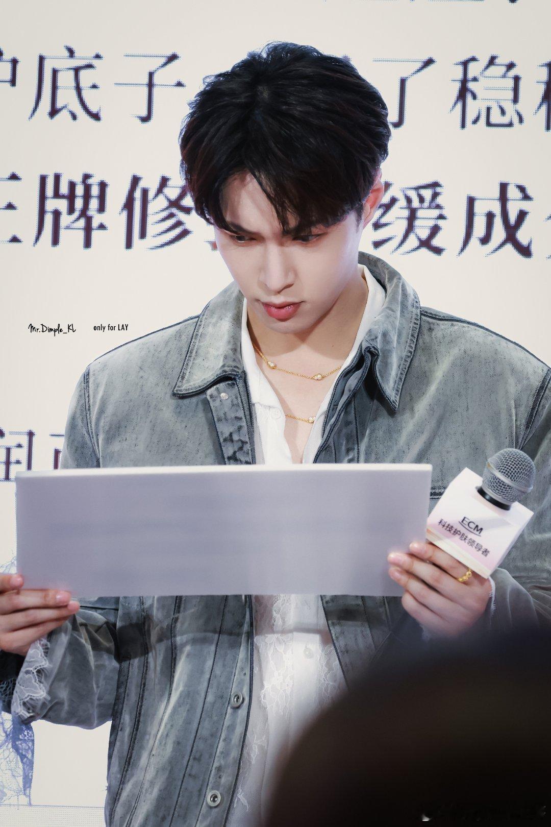 帅气的张老师 委委屈屈的小表情 太可爱了zyx 艺兴  lay 张艺兴润百颜全球