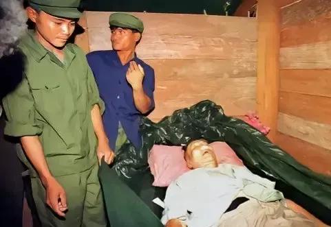 1998年，波尔布特病故后，留下的一张老照片，让人深思不已，镜头中的他躺在一块黑