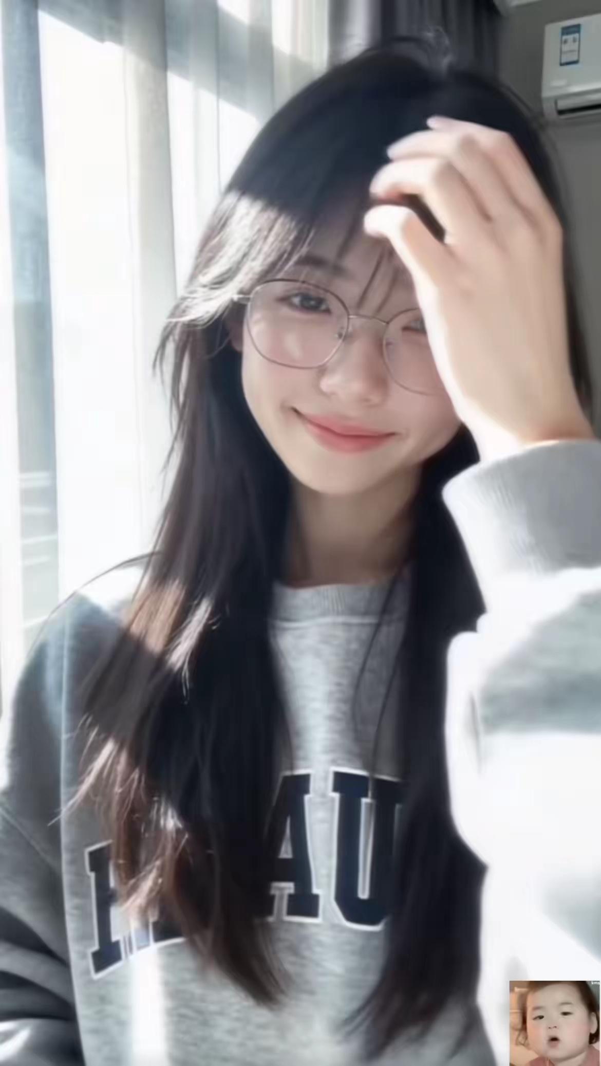 阳光洒进房间，女孩在微笑。少女感笑容 少女感微笑女孩