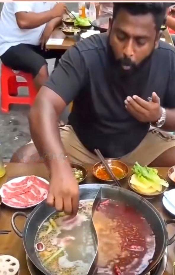 重庆火锅店里这一幕，真是让人看得一愣一愣的。
阿三一边吃着火锅，一边居然直接伸手