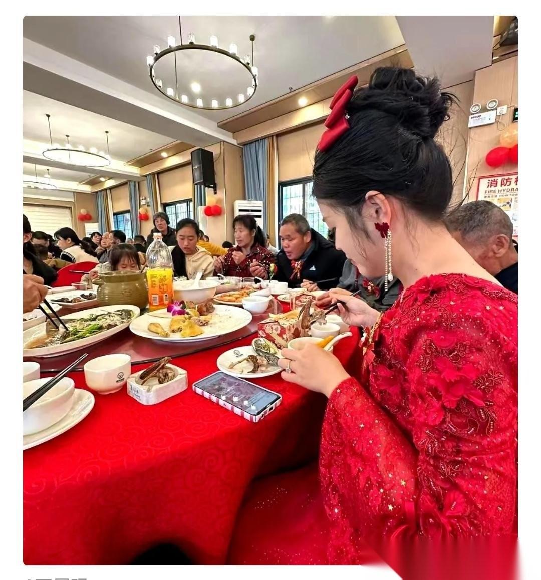 “全网吵翻了！”5 月 7 日据网友爆料，江苏无锡一对新人办婚礼，直接打破了传统