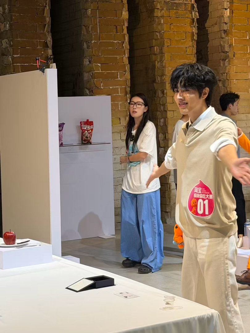 罗正现身杭州偷吃大赛罗正现身杭州偷吃大赛现场，沉浸式投入趣味闯关，一边比拼一边炫