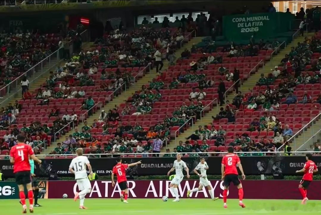 据《TA》报道，世界杯A组首轮韩国2-1击败捷克，比赛现场看台出现大面积空置席位
