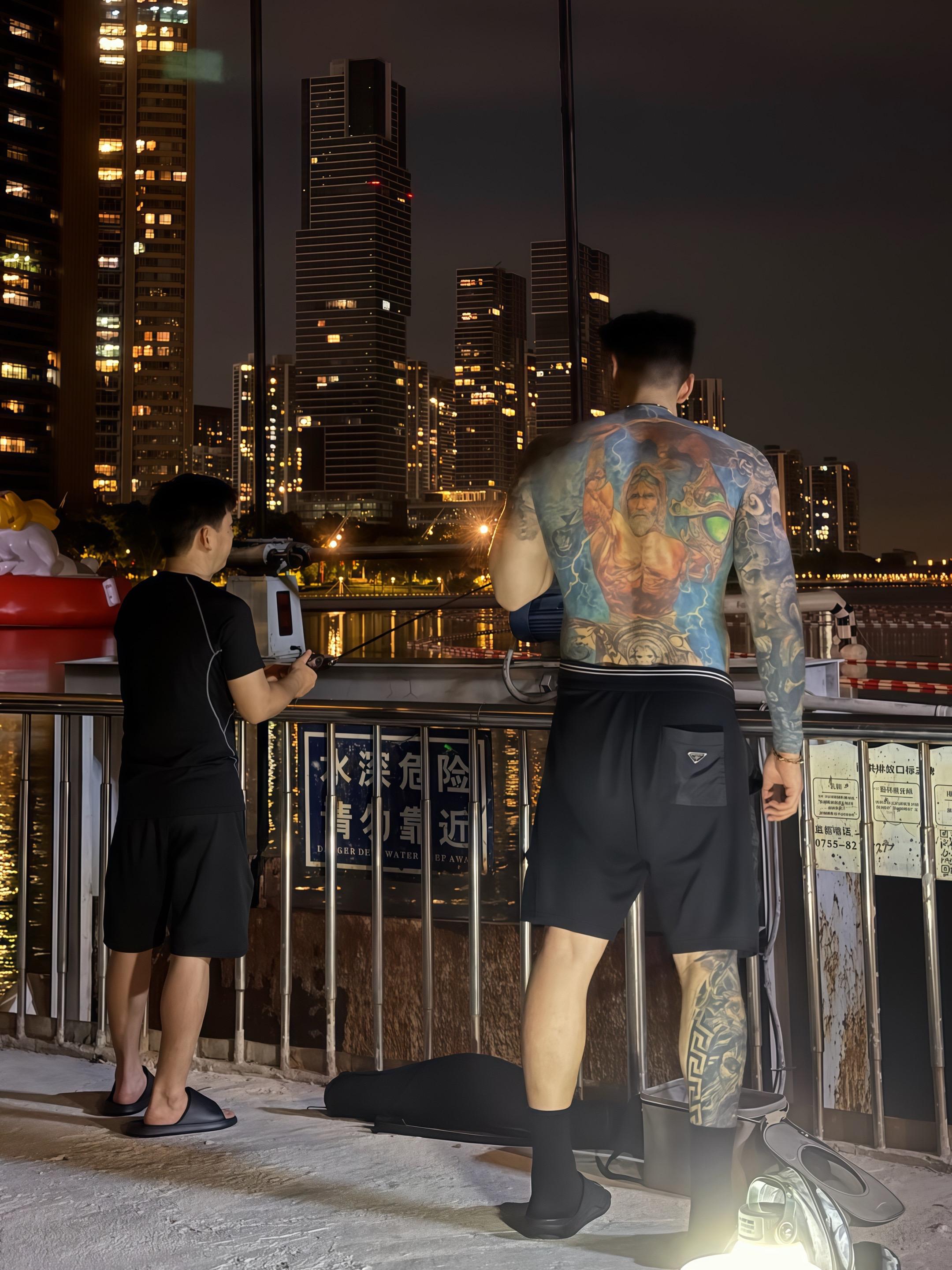 我们钓鱼佬走到哪都得钓两杆