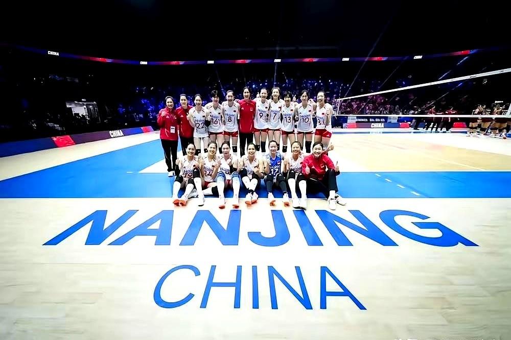 中国女排输给泰国女排的两局球都是决胜球输的24：26和23：25。
就差那么一口