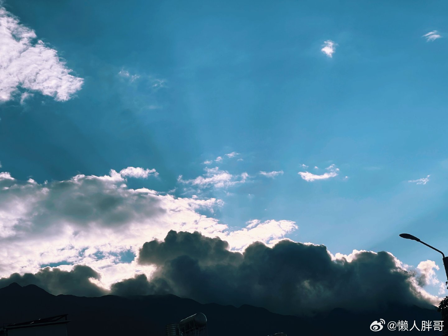 19:10时将黑此时此刻 20260726。周日。六月十三。冒个泡