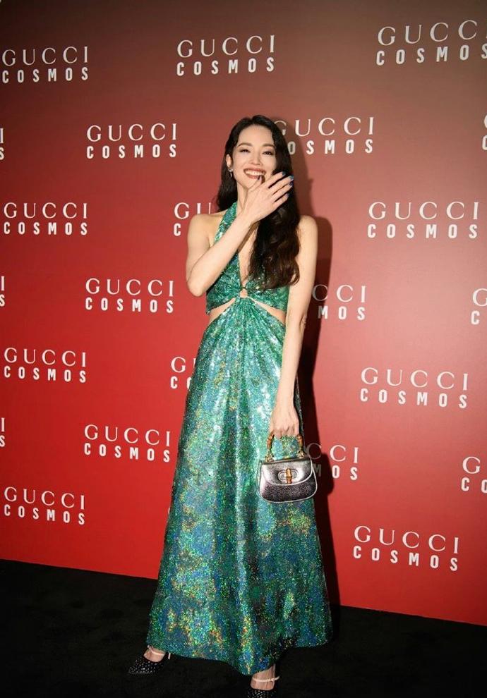 中年女人该有的样子：自然、松弛不做作，像舒淇那般~

女人最难能可贵的不是无惧年