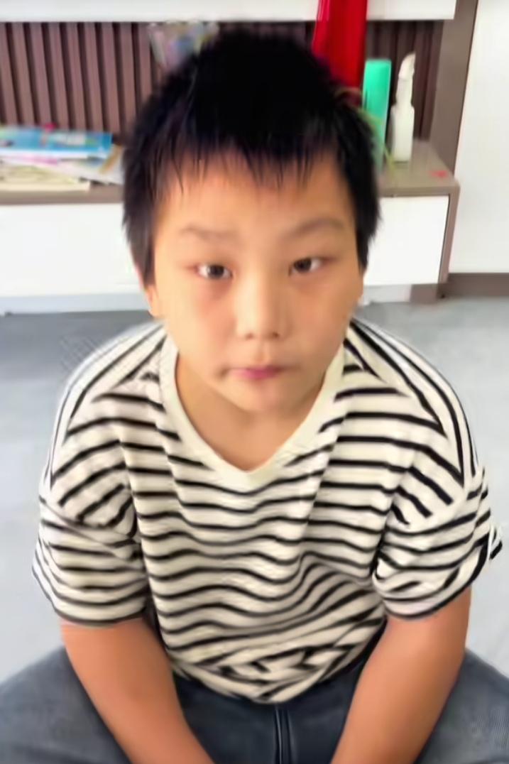 太有才了！河南一个男孩，水杯放在书包里漏水了，把语文课本打湿了，他怕被爸爸发现挨