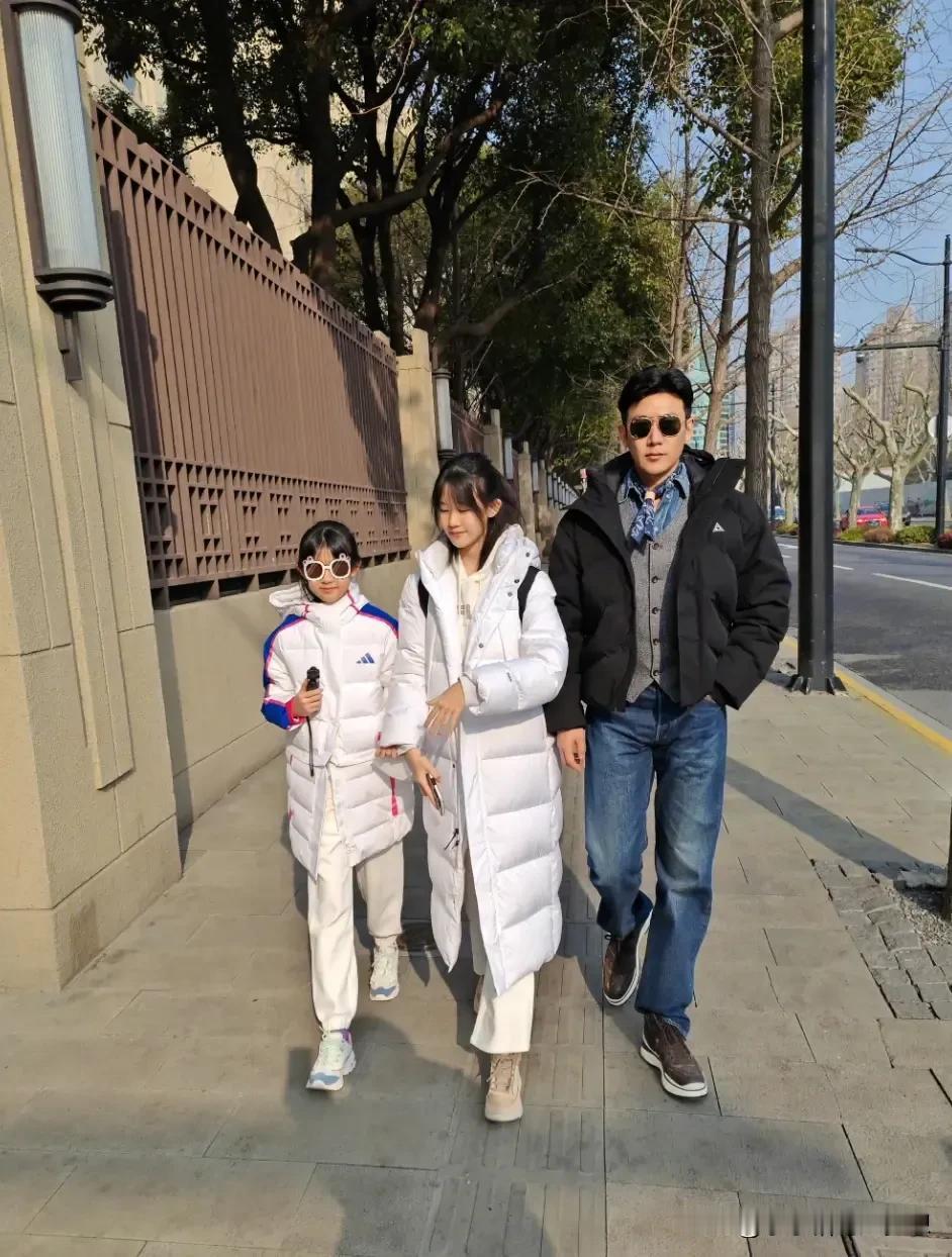 陆毅的孩子攻击别人的长相炒上了热搜，陆毅发表长文为自己孩子辩解，很明显避重就轻，