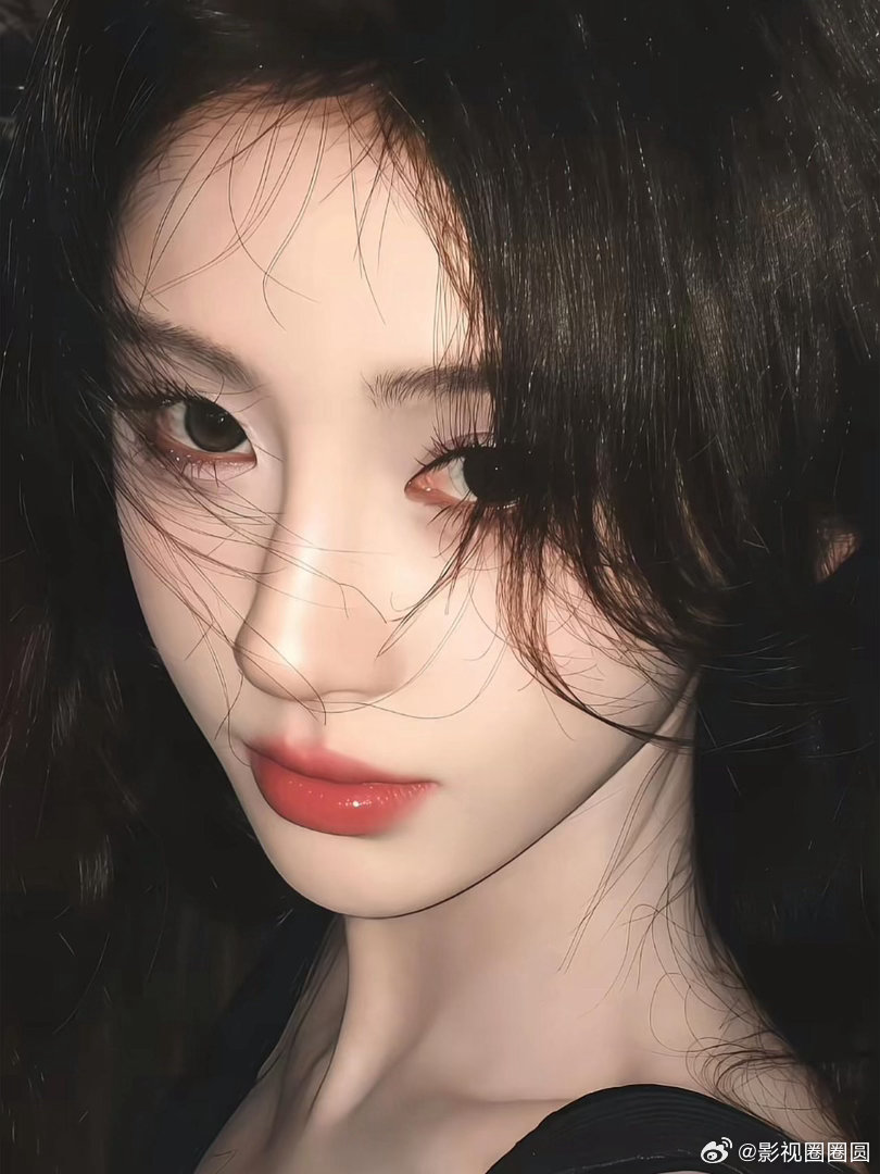 鞠婧祎身兼歌手与演员双线发展，多年始终稳步深耕。陆续推出多张个人专辑与众多单曲，