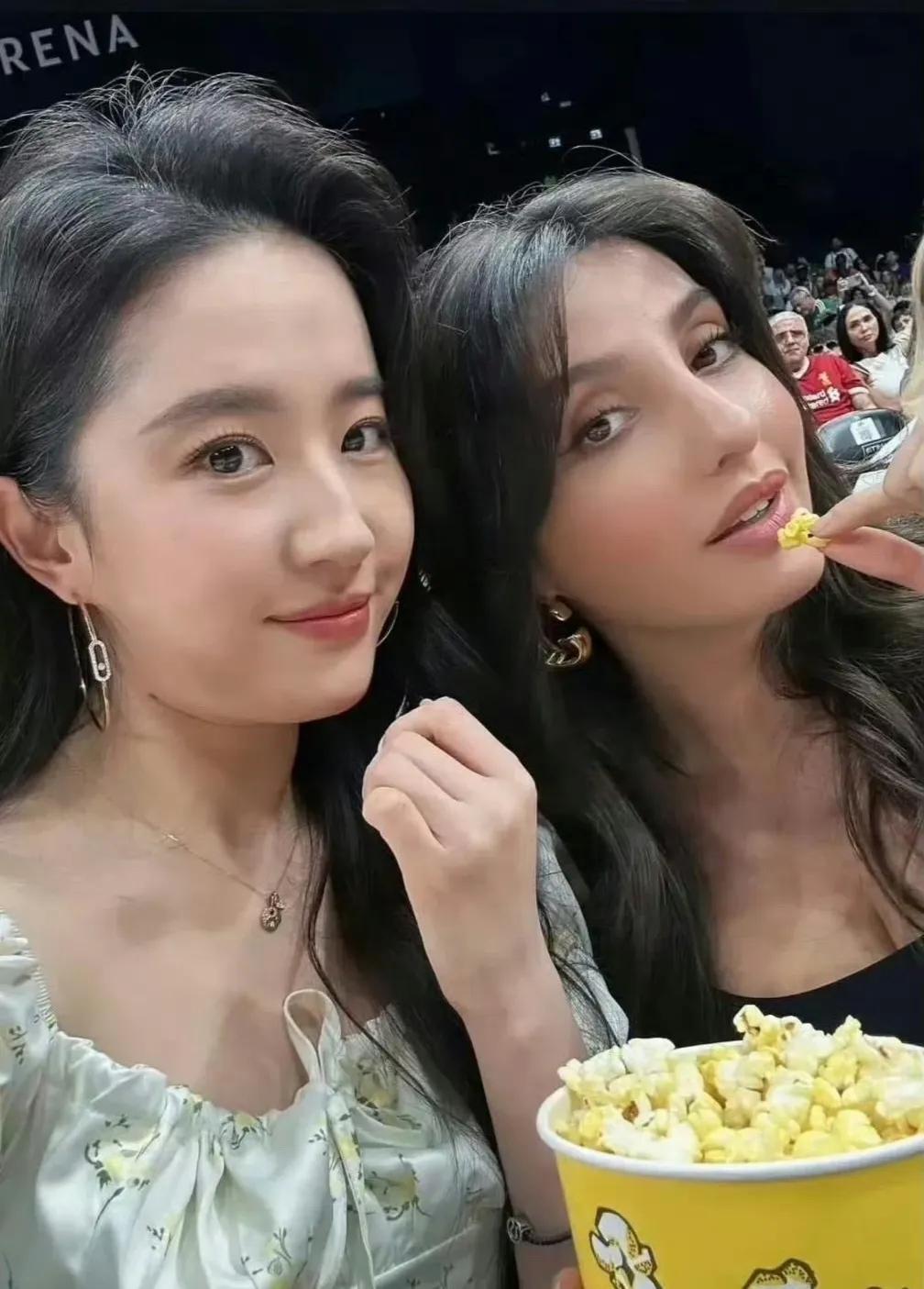 女神刘亦菲姐姐这白头发是认真的吗？少女感满满的脸，怎么头发会白了这么多，是太焦虑