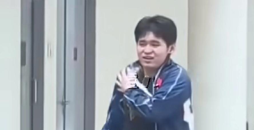 小石头退出世界杯比赛！小石头因肩伤退出澳门世界杯比赛了！比赛真的太密集了，让运动