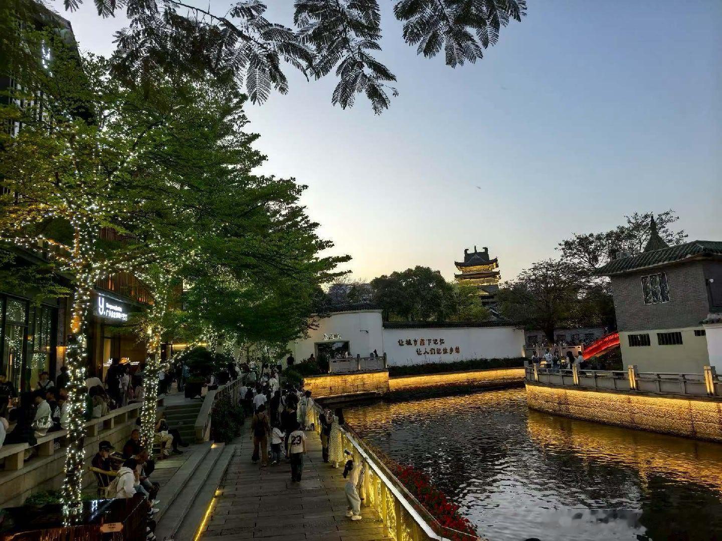 原创诗词  夜游广州永庆坊岭南风味透白窗，河船悠悠水流光。街巷时逢金发客，笑他洋
