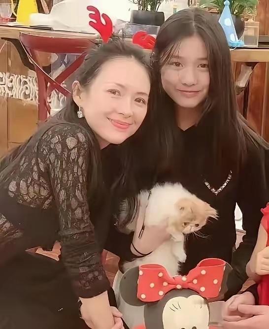 小苹果18岁，没找爸，去了章子怡家。
不是谁养的，是真当女儿疼的。
这孩子聪