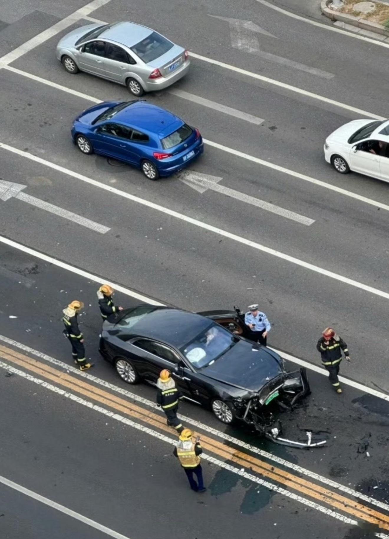 陈震劳斯莱斯发生车祸这场事故一目了然了，看起来这路口不熟悉的话，换其他人也比较容