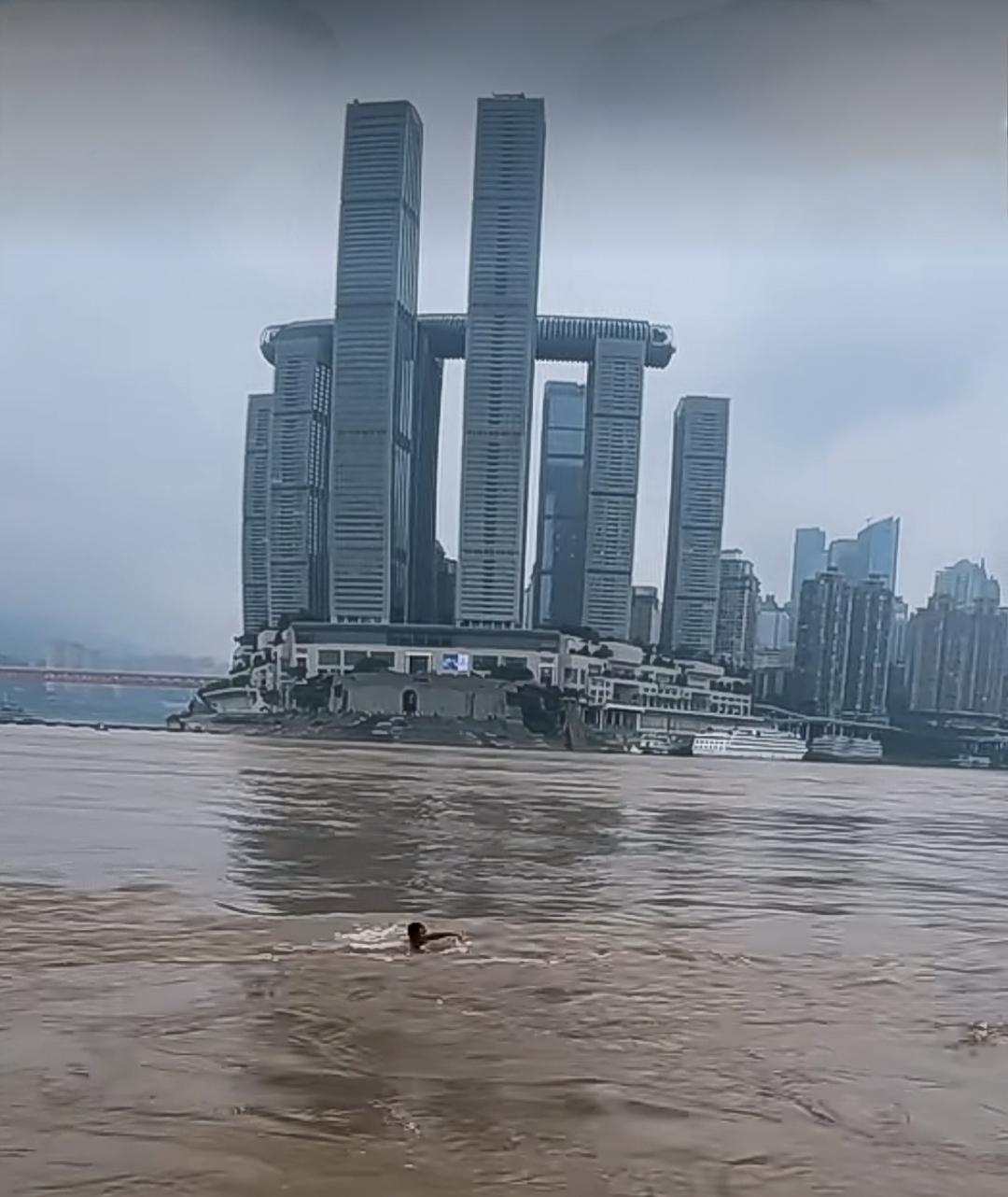 分享今日的人生感悟夏天游泳的人比较多，但是水性不好的人千万莫逞强！水性不好的人不
