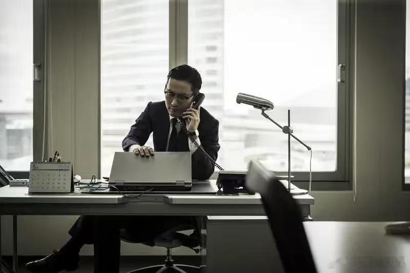 故意不接领导电话事情反而解决了遇事别急着秒接电话仓促应对，短暂留出思考缓冲期，避
