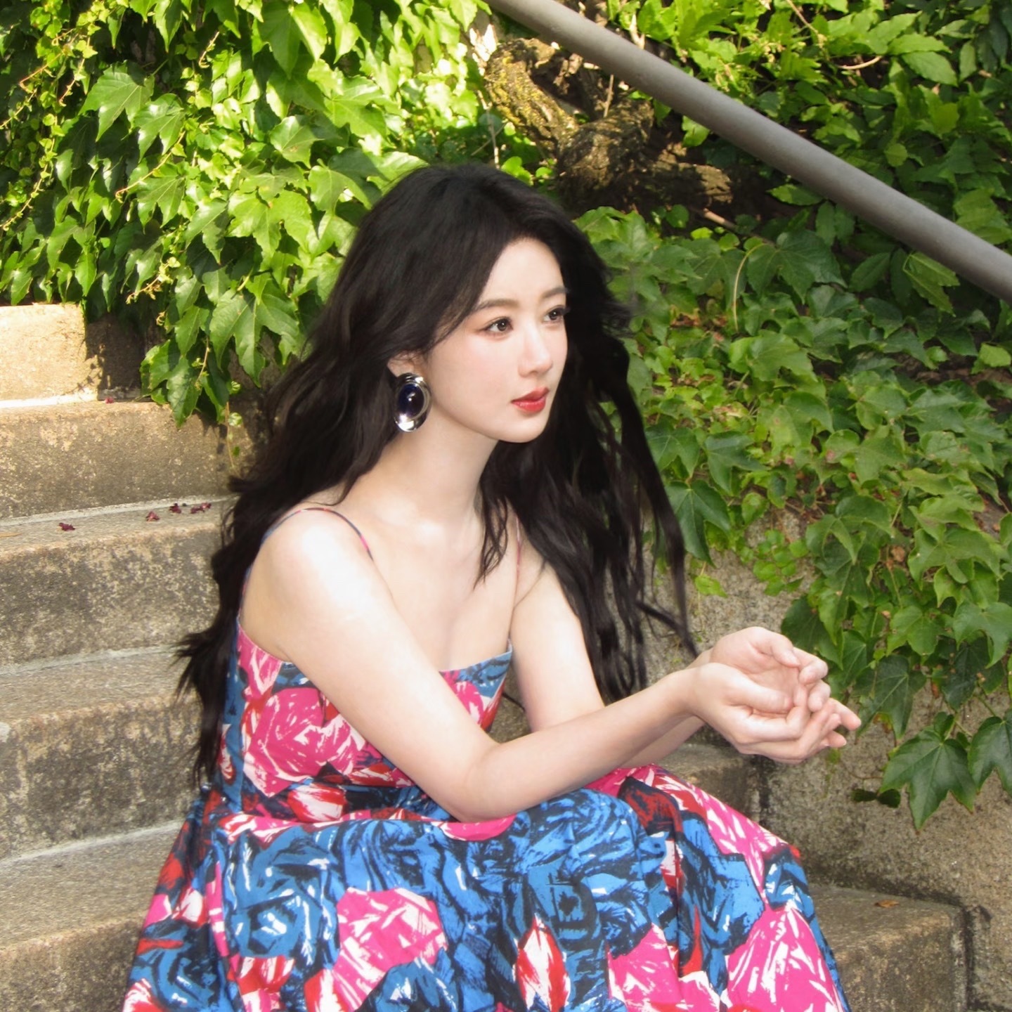 杨紫七夕捧花照杨紫七夕米兰街拍好明媚杨紫七夕捧花照来咯！ 
