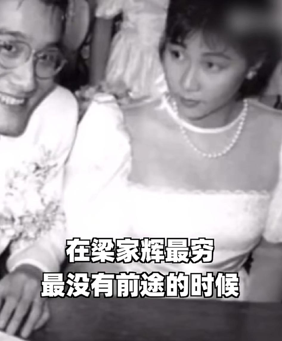 梁家辉第五次拿起金像奖奖杯时，感谢了他的太太，四目相对时，他们都眼眶泛红。

 