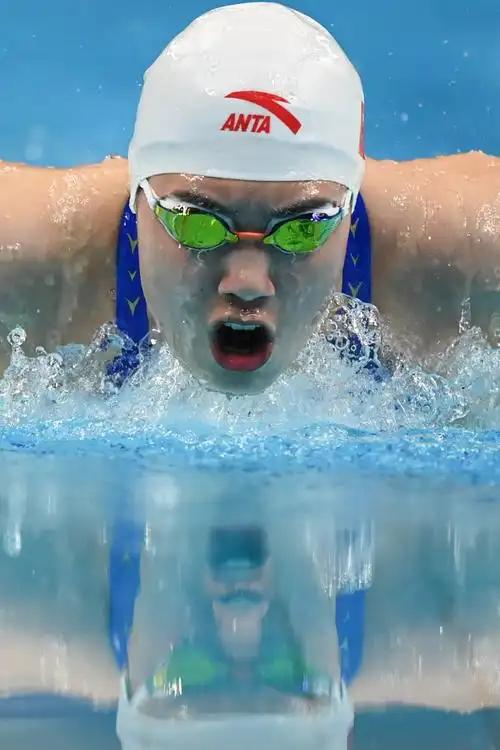 游泳运动员赛前为什么狂拍自己？是在给自己加油吗？
 
每次看游泳比赛，细心的观众