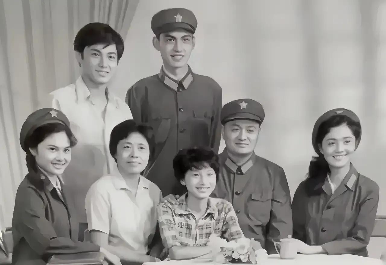 70年代，韩月乔与他的家人，一张罕见的家庭照，镜头中的人分别是他的爸爸、妈妈以及