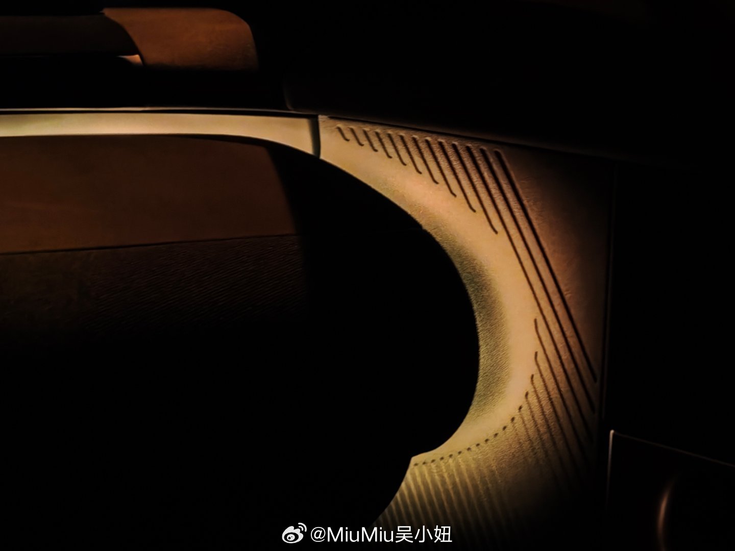 提车这么久，还是第一次深夜开小虫子跑高速啊~~小小萤火虫，氛围感拿捏~没想到的是